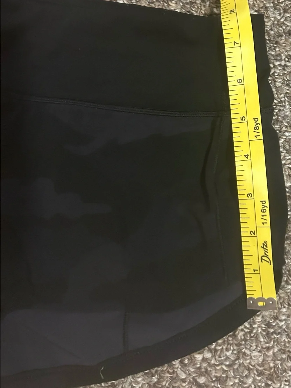 LULULEMON 2 Women’s Camo Performance Running Shorts With Zipper Pocket symbol